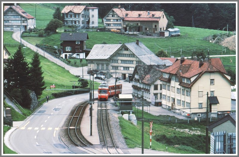 Ein Pendelzug der Trogenerbahn erreicht die Ausweichstelle Vgelinsegg bei Speicher AR. (Archiv 06/80)