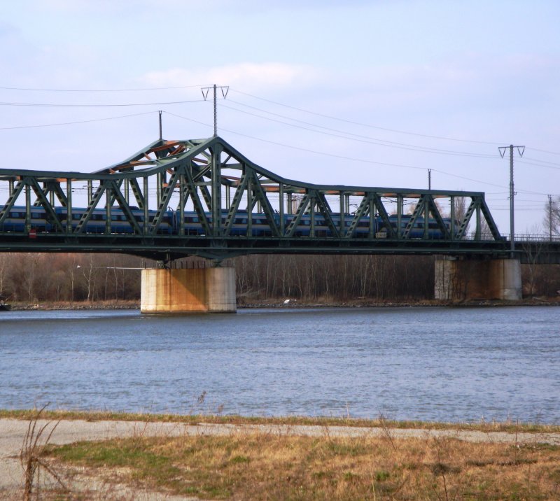 Ein Pendolino 681 der CD berquert als EC 16  Antonin Dvorak  auf dem Weg nach Prag die Stadlauer Ostbahnbrcke. (21.3.09)