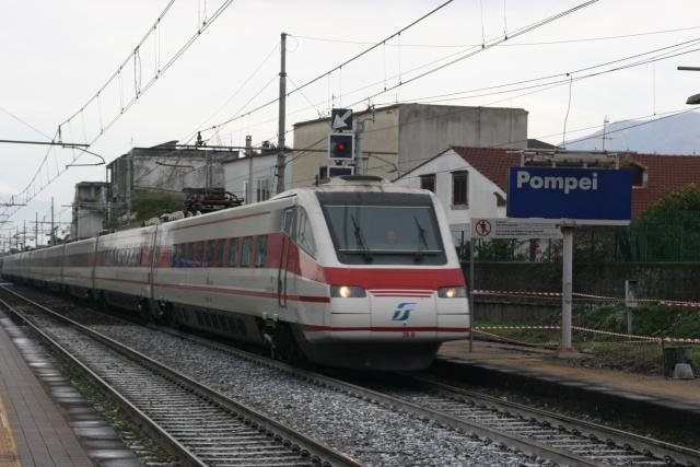 Ein Pendolino auf der Fahrt von Villa San Giovanni nach Rom bei der Durchfahrt durch Pompei; 18.11.2007