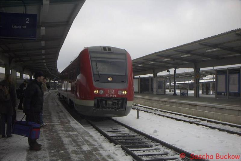 Ein Pendolino der Baureihe 612 ist im Januar 2003 als RE Adorf-Leipzig unterwegs. Hier bei der Ankunft in Plauen(Vogtland) ob Bahnhof.