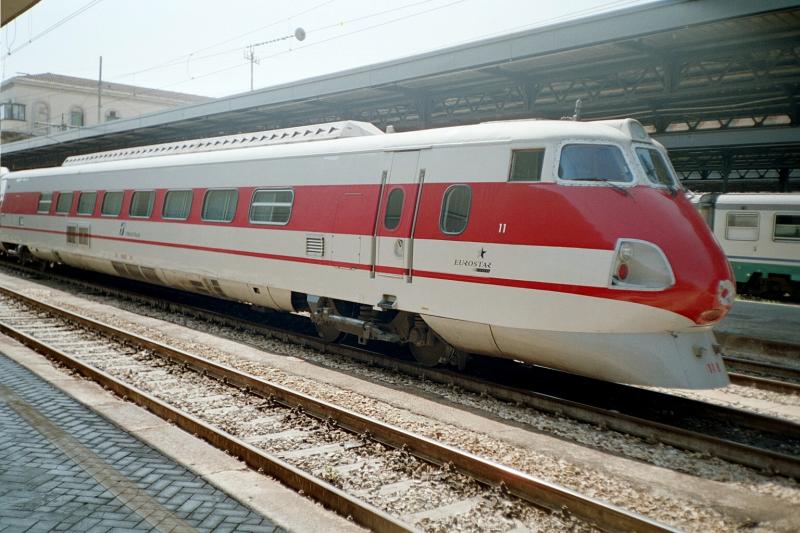 Ein Pendolino der ersten Generation im Bahnhof von Bologna im Juli 2002