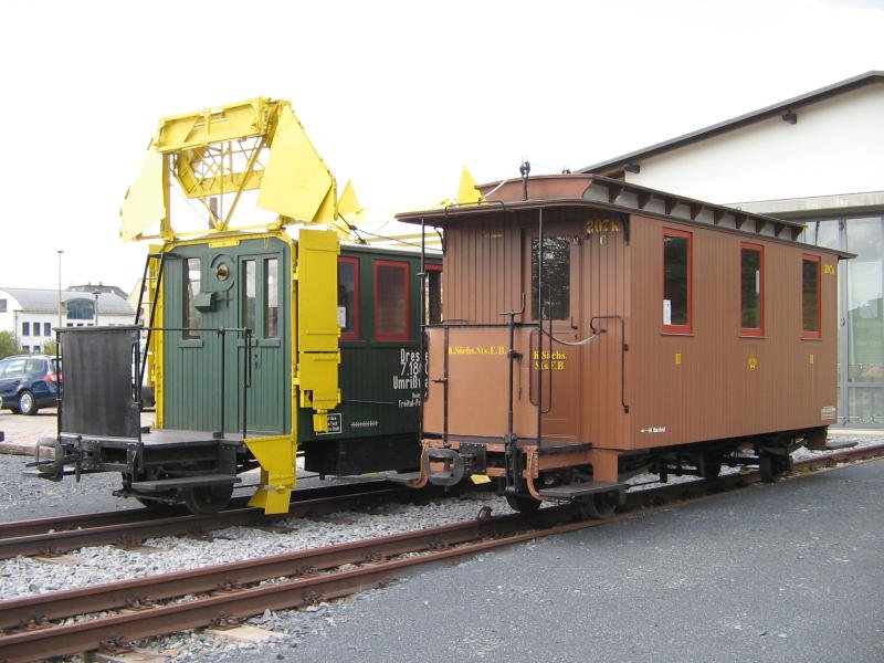 Ein Personenwagen dritter Klasse am G�terschuppen Radebeul, daneben der Profilmesswagen, 15.09.07