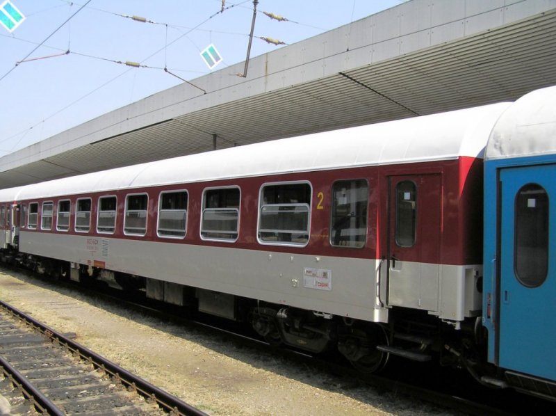 Ein Personenwagen der Serie 74 der Bulgarischen Staatsbahnen (BDZ).Der Wagen ist hier als Teil vom Zug Vidin-Sofia zu sehen, der vor einigen Minuten in Sofia Hauptbahnhof angekommen ist.
