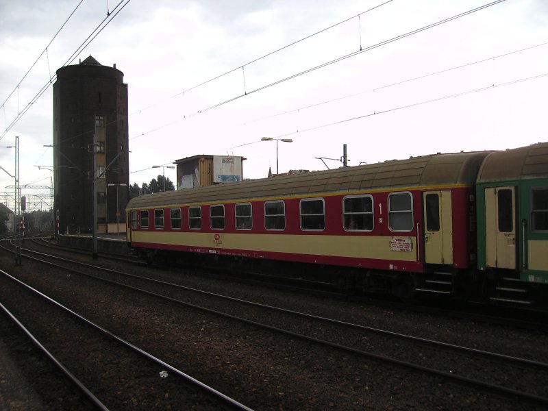 Ein Personenzug im Bahnhof Katowice