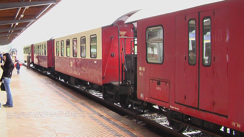 Ein Personenzug, bespannt mit einer BR 99 7243-1 der Harzer Schmalspurbahnen fhrt in krze aus dem Bahnhof Quedlinburg ab. Im Gegensatz zu den langen Zgen zum Brocken fallen die Zge der Selketalbahn relativ kurz aus.