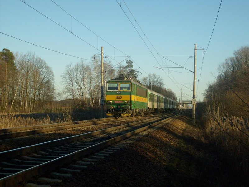 Ein Personenzug mit 163 073 fhrt von Čern za Bory ab. (25.1.2008)
