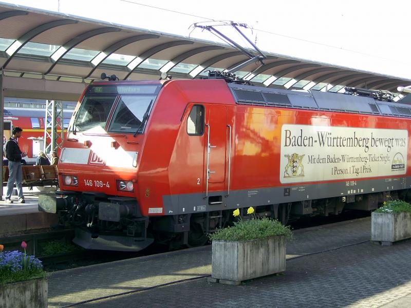 ein Personenzug nach Basel wartet in Freiburg HBF