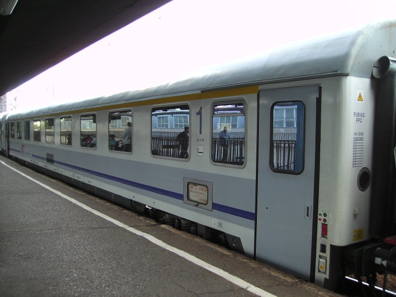 Ein PKP ICC Personenwagen 1. Klasse steht im Bahnhof Katowice, der zug hat 30 Min Versptung wegen einem Diebstahl im Zug