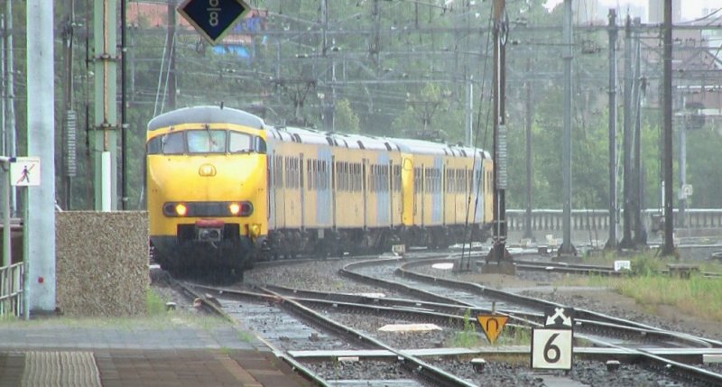 Ein Plan T fhrt in Rotterdam als Stoptrein nach Den Haag CS ein.