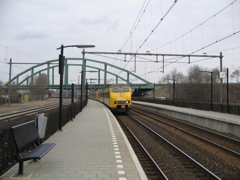 Ein Plan V triebwagen der NS am Bahnhof Beek-Elsloo. 14-03-2005