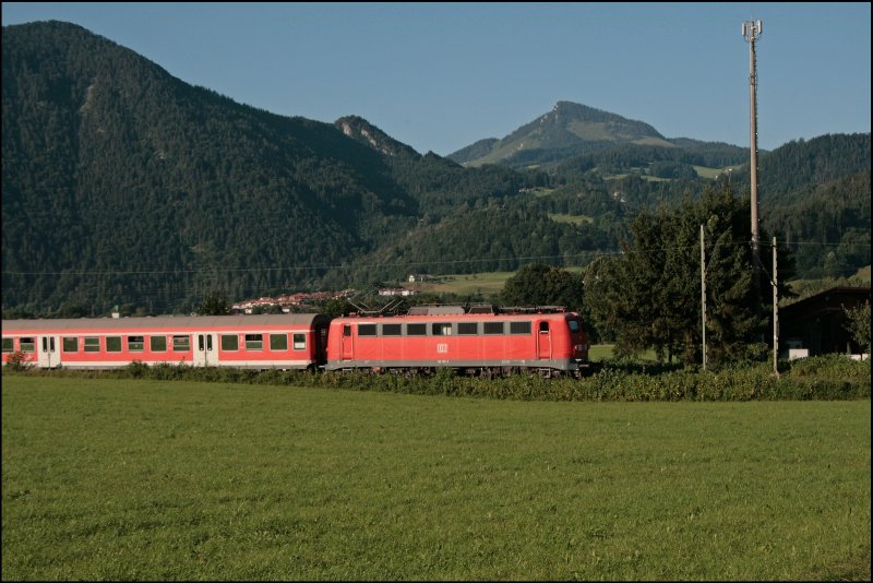 Ein Portraitaufnahme der 110 175 vor Voralpenkulisse konnte beim Kloster Raisach am Abend des 10.07.2008 angefertigt werden.