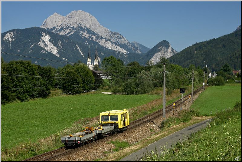 Ein Postkastl im Gseis ;O)
Draisine 9485 600 mit einem Arbeitszug auf der Strecke von Admont nach Selzthal.
Admont 24.08.2009
