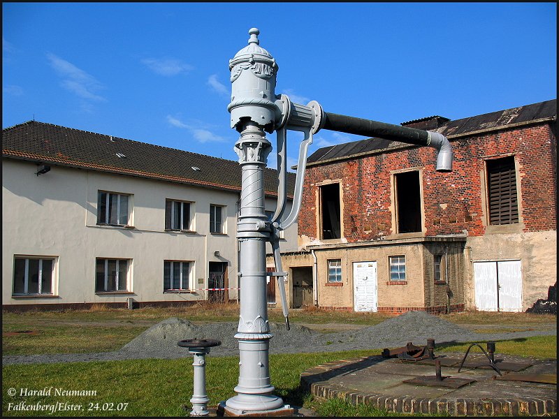 Ein Prachtst�ck von einem Wasserkran steht als Denkmal auf dem Hofgel�nde des Bw Falkenberg/E. unterer Bf. Bei einem Besuch des Brandenburgischen Eisenbahnmuseums kann man ihn Betrachten. Im Hintergrund der Eisturm (re) und die Tischlerei des Bw.