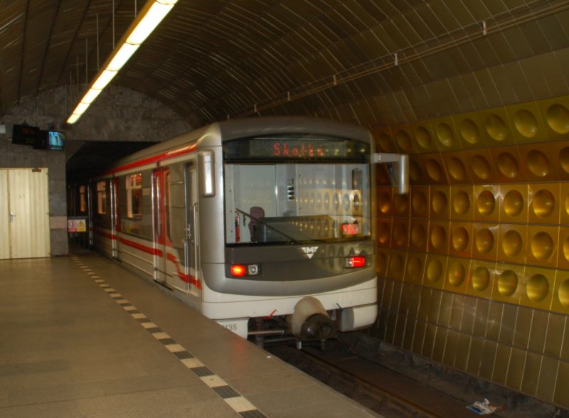 Ein Prager U-Bahn Triebzug der Linie B fhrt am 23.10.2006 dem Bahnhof Mustek heraus.