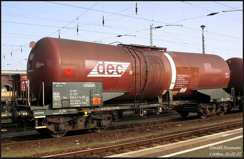 Ein privater Kesselwagen (GATX Rail Poland, Heimatbf Gdansk), bei der PKP eingestellt, zum Transport von Benzin (80 000l). Cottbus, 21.02.07