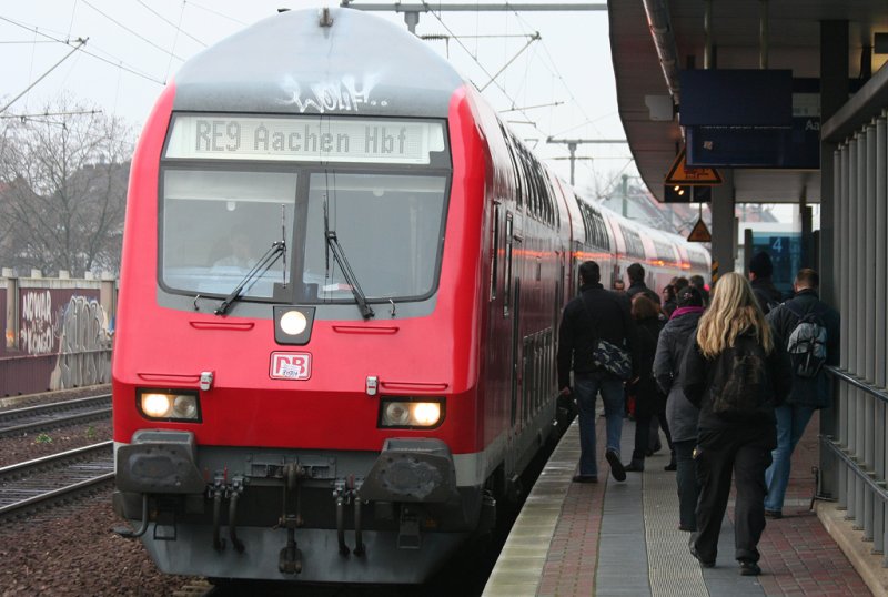 Ein pnktlicher RE9 hlt in Kln Ehrenfeld am 23.12.2008, man beachte das aufgeklebte Ticket auf dem DB Logo des Steuerwagens.