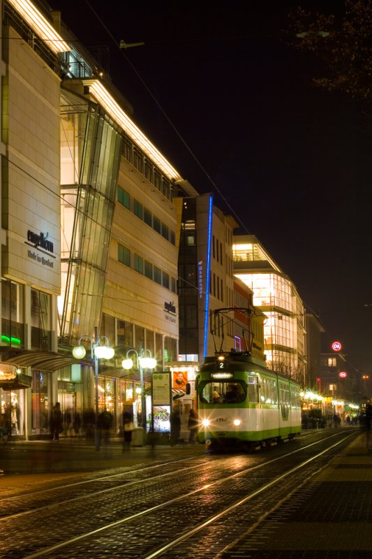 Ein Qualittswagen auf der 2: Ein GT8 beim Zwischenhalt in der Haltestelle Strohmarkt.