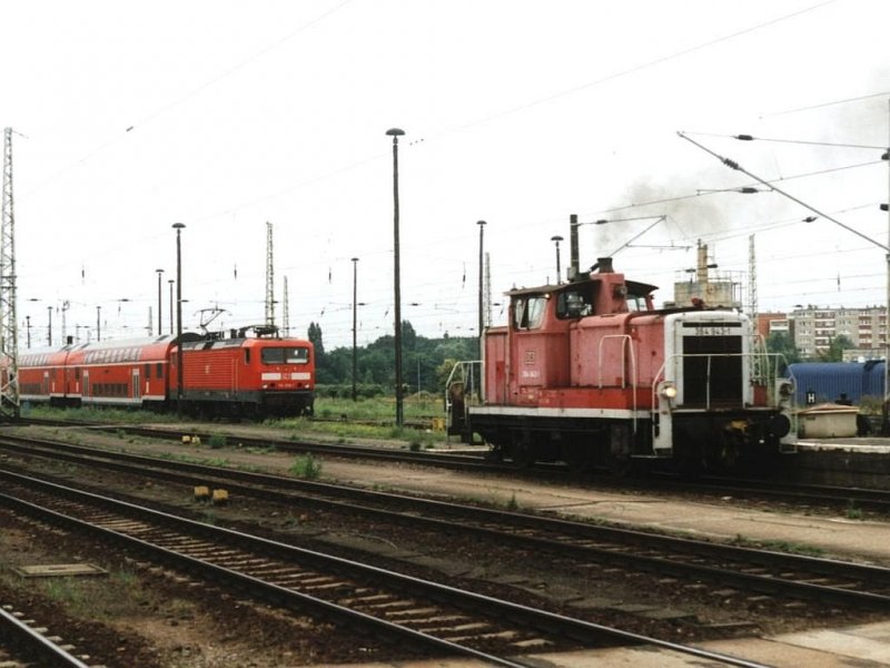 Ein qualmende V60 364 943-1 auf Bahnhof Frankfurt am Oder am 05-8-2001. Bild und scan: Date Jan de Vries.