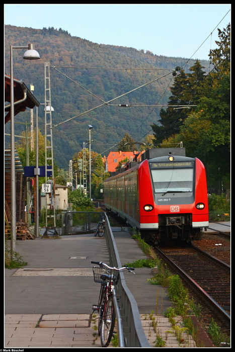 Ein Quitschie fhrt in den Haltepunkt Schlierbach/Ziegelhausen ein.