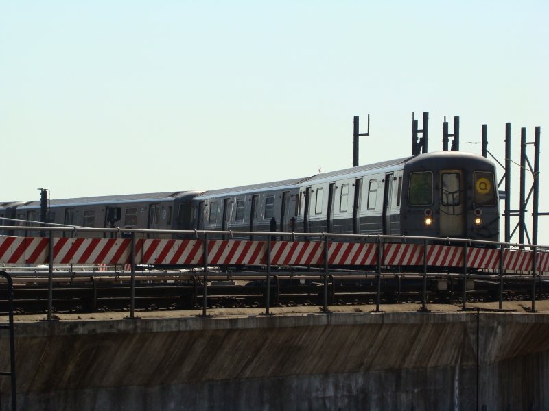 Ein R46 Zug der New Yorker Subway erreicht gleich sein Ziel Bahnhof Coney Island/Stillwell Avenue. Hier fhrt gerade die U-Bahnlinie Q von 57 Street/7 Avenue (Manhattan) ein. Aufgenommen am 17.04.08