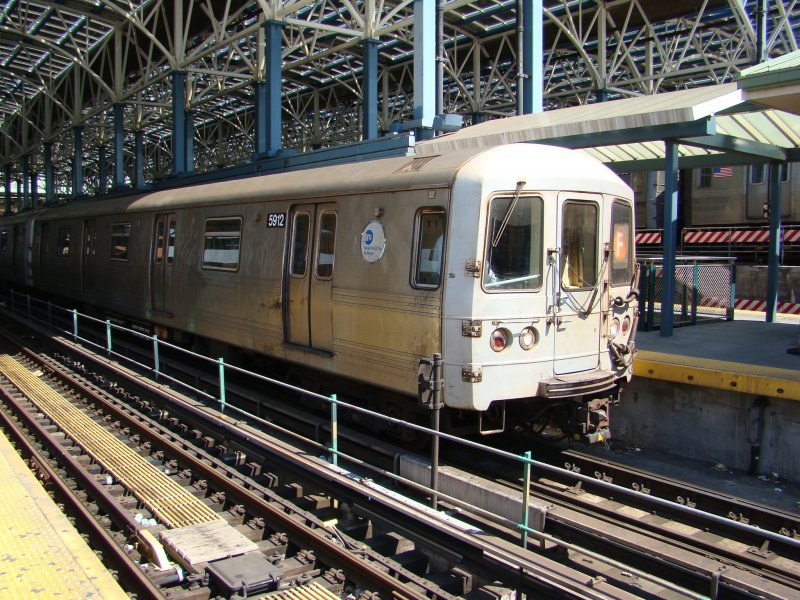Ein R46 Zug der New Yorker Subway auf Coney Island / Stillwell Avenue am 17.04.08 . Hier die F Linie nach Jamaica Station / 179 Street (Queens) 