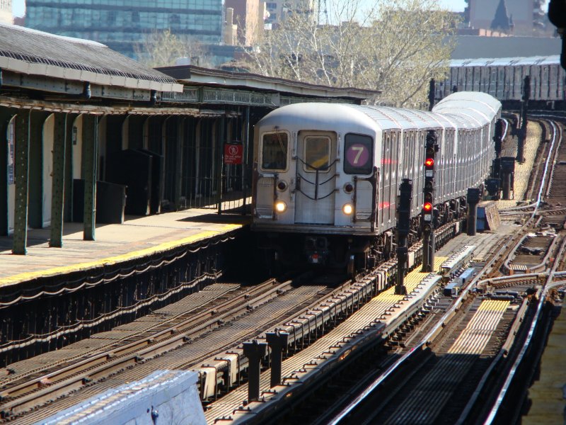Ein R62A Zug der New Yorker Subway hat Einfahrt in die Station Willets Point / Shea Stadium am 14.04.08. Hier verkehrt die Linie 7 von Times Square Manhattan nach Flushing/Main Street in Queens.