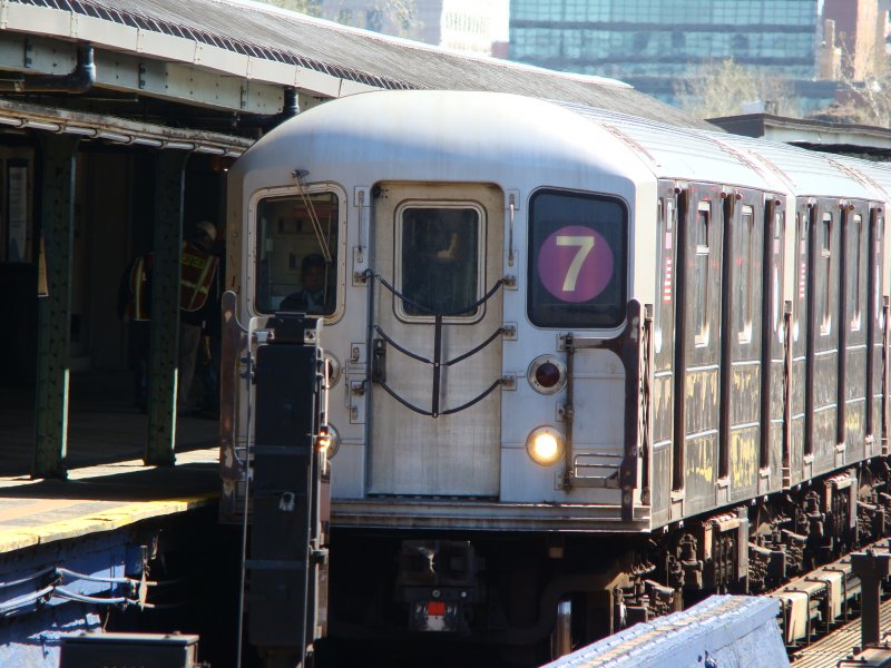 Ein R62A Zug der New Yorker Subway hat Einfahrt in die Station Willets Point / Shea Stadium am 14.04.08. Hier verkehrt die Linie 7 von Times Square Manhattan nach Flushing/Main Street in Queens.