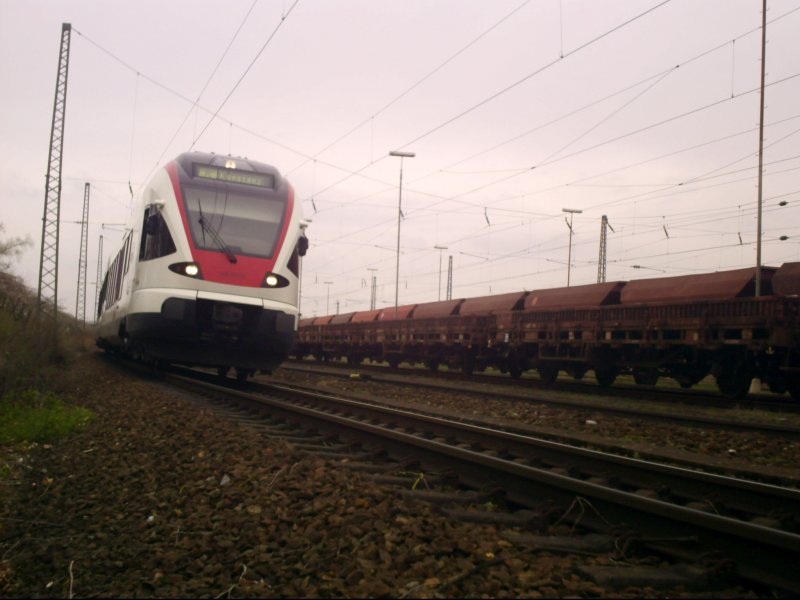 Ein RABe 526  Flirt  legt sich als SBB 36531 Engen - Konstanz bei Radolfzell in die Kurve. 11.04.08