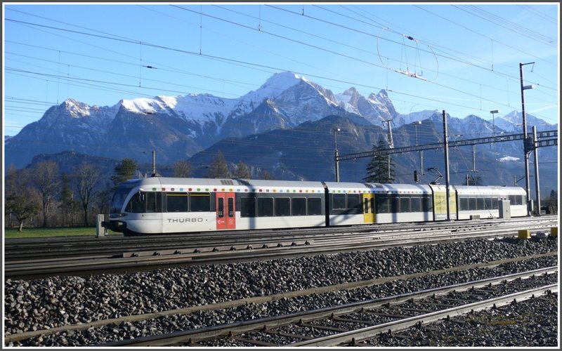 Ein RABe 526 GTW 2/8 pausiert in Sargans vor dem Falknismassiv. (24.12.2008)