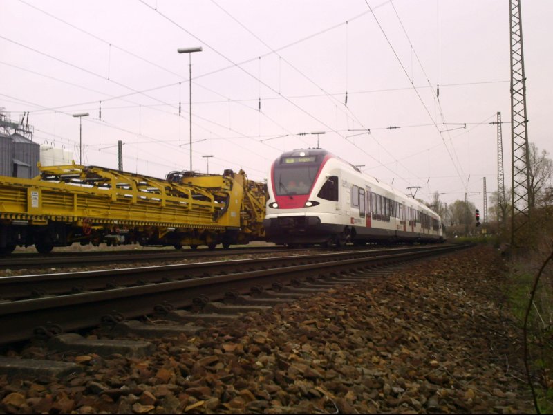 Ein RABe 526  Seehas  als SBB 36552 aus Konstanz nach Engen am km 393,4 in Radolfzell.