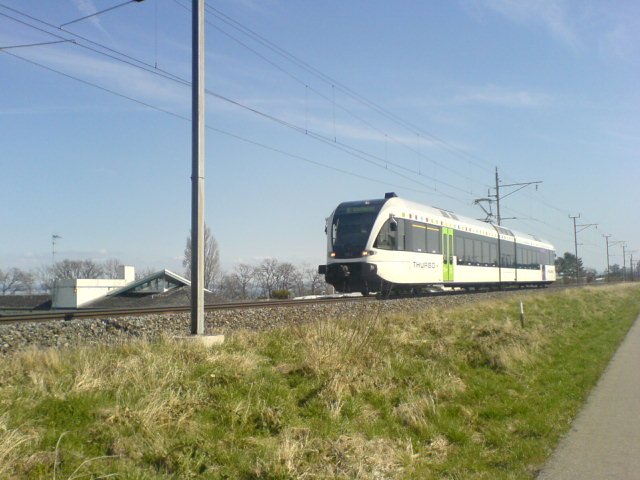 Ein RABe 526 von Thurbo zwischen Gttingen und Altnau. 