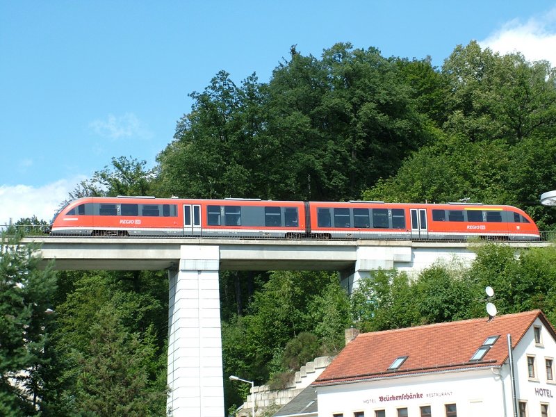 Ein RB ist am 04.08.2007 von Pirna mit einer 642-Einheit auf der Sebnitzer Brcke in Richtung Bad Schandau unterwegs. 