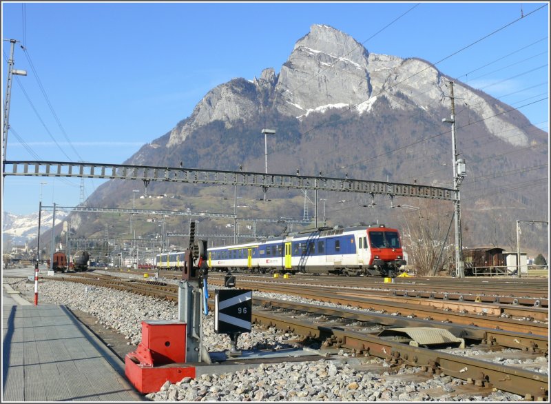 Ein RBDe 560 auf dem Weg nach Chur grsst den Gonzen bei der Ausfahrt aus Sargans. (29.01.2008)