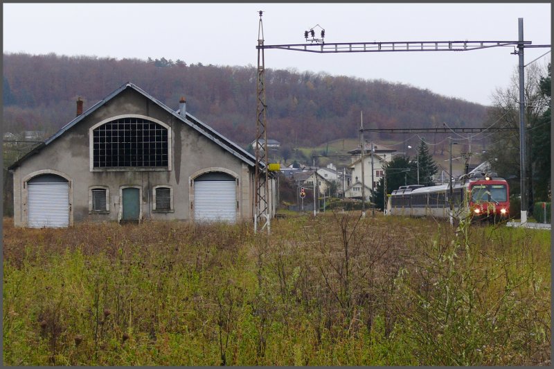 Ein RBDe 560 aus Delmont schleicht sich in den Bahnhof Delle (F).1995 fuhr der letzte grenzberschreitende ZUg von Boncourt nach Delle. Am 10.12.2006 wurde die Strecke wiedererffnet, allerdings nur bis zum Prellbock auf Gleis 1. Vom brigen Netz der SNCF ist auf dem riesigen Bahngelnde nichts mehr zu sehen, denn die Vegetation nimmt langsam berhand. Eine Wiedererffnung der Strecke nach Belfort ist geplant, kommt doch an der Strecke der neue TGV Bahnhof Belfort-Montbliard zu liegen. (23.11.2007)
