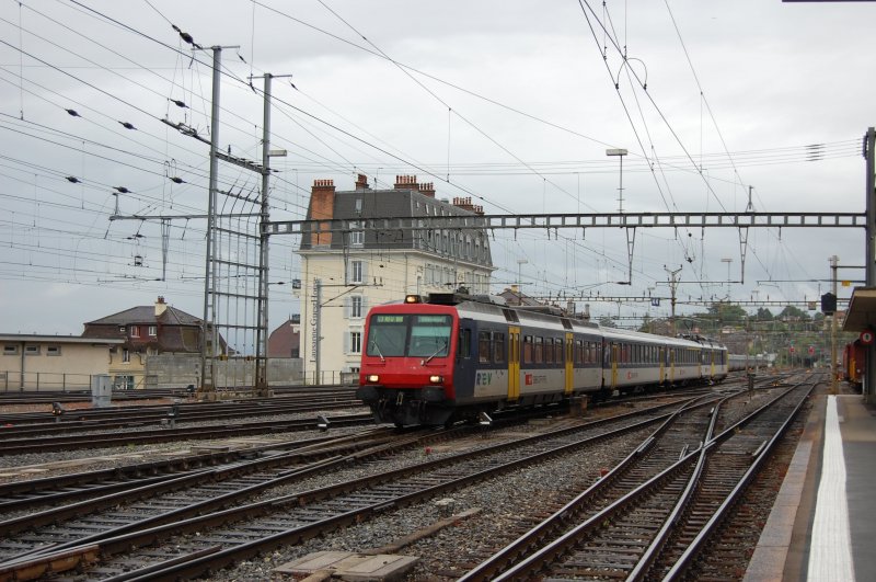 Ein RBDe 560 bei der Einfahrt in Lausanne am 06.06.2008