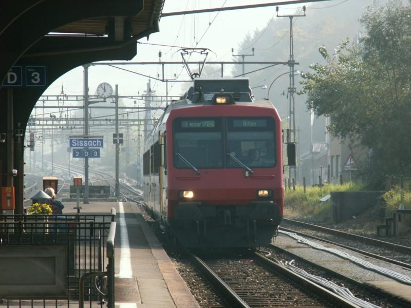 Ein RBDe 560 fhrt am 15.Oktober 2005 im Baslerischen Bhf. Sissach ein wo er dann Spter wieder als S 9 zurck nach Olten fhrt, auf der sogenanten  Lufelfingerli  Linie. 