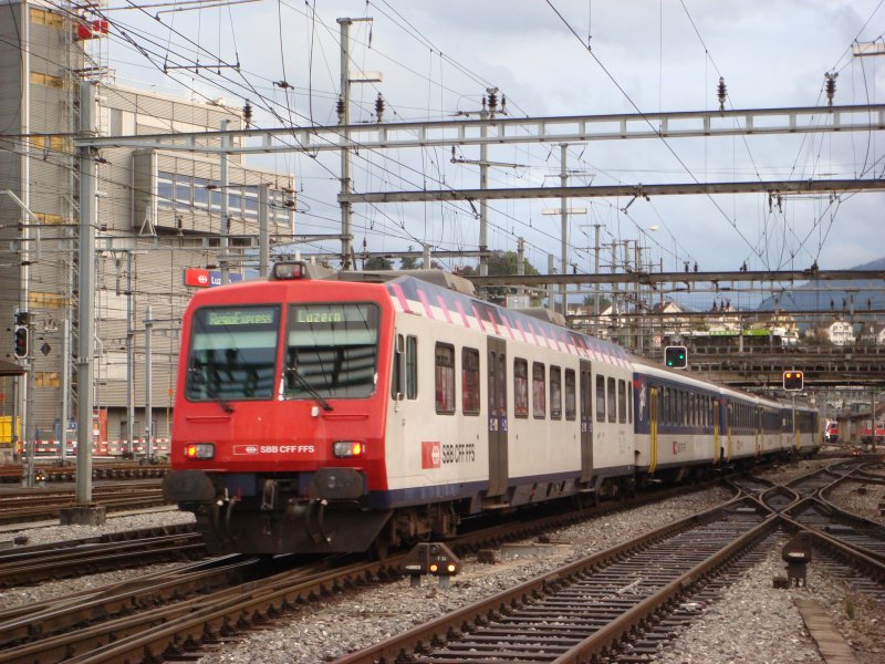 Ein RBDe 560 fhrt in Luzern am 18.09.2007 nach getaner Arbeit aufs Abstellgleis.Der Steuerwagen hat immer noch das Design der Mittelthurgaubahn.
