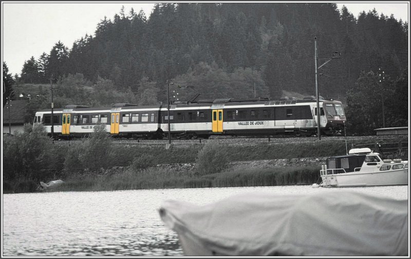 Ein RBDe 560 Pendel passiert das Seeende des Lac de Joux bei Le Pont. (Archiv 08/94)