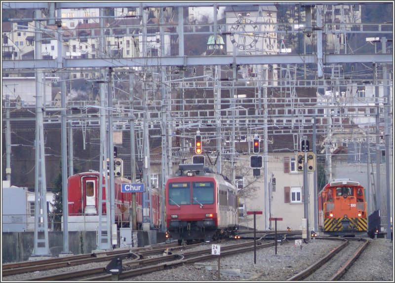 Ein RBDe 560 Pendelzug aus Ziegelbrcke fhrt in Chur ein. Er berquert soeben die RhB Gleisverbindung zwischen dem Stammnetz (Gm 3/3 233 steht dort) und dem Arosaareal (links vom NPZ). Seit dem Umbau des Bahnhofs Chur kann diese Verbindung elektrisch und signalmssig befahren werden. Dazu wird der Strom umgestellt und die SBB Geleise gesichert. (08.12.2007)