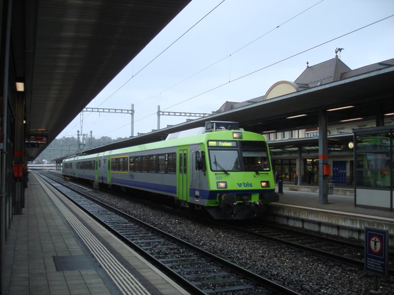 Ein RBDe 565-NPZ in der neusten Farbgebung der bls steht am 29.08.2007 im Regen von Spiez.