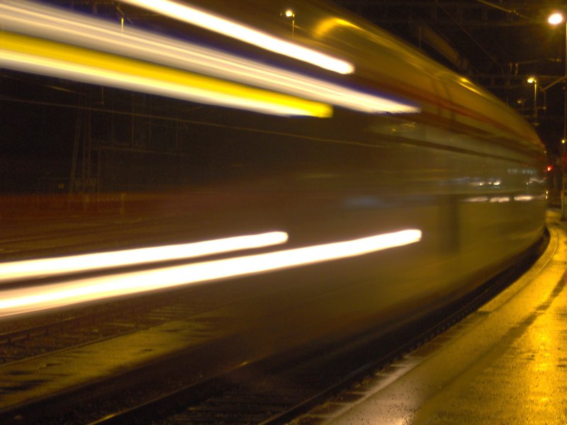 Ein RBDe 566-NPZ der SOB fhrt in Arth-Goldau ein.(Sommer 2004)