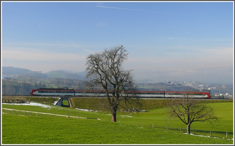 Ein RBDe 566 der SOB als S4 23455 von Uznach nach St.Gallen zwischen Schachen und Herisau. (08.12.2008)