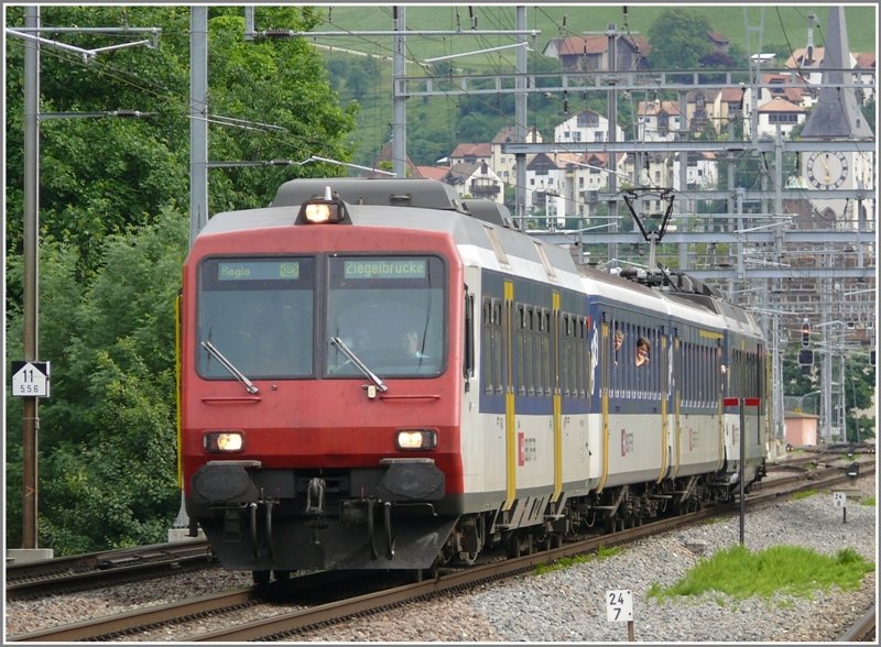 Ein RBDe560 Pendelzug nach Ziegelbrcke verlsst Chur. Fenster, die sich ffnen lassen werden bei den SBB immer seltener und so werden schon bald die Mittelwagen der NPZ ersetzt. (24.05.2008)