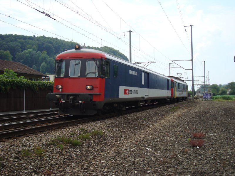 Ein RBe 4/4 und ein Steuerwagen bilden den sogenannten  Gefngnis-Zug   Aufgenommen beim Aargauer Schachen am 19.7.2007.