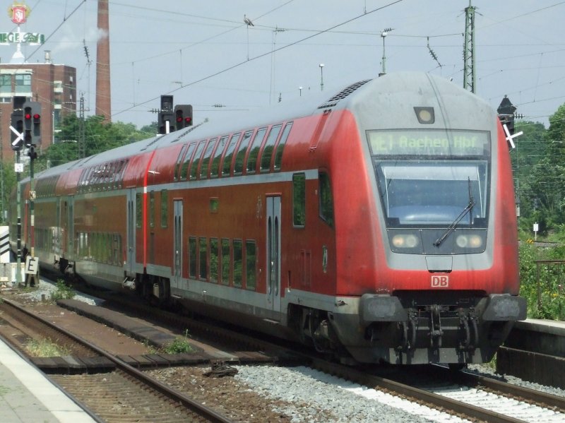 Ein RE 1 nach Aachen Hbf fhrt in den Bochumer Hbf ein. (23.06.2008)