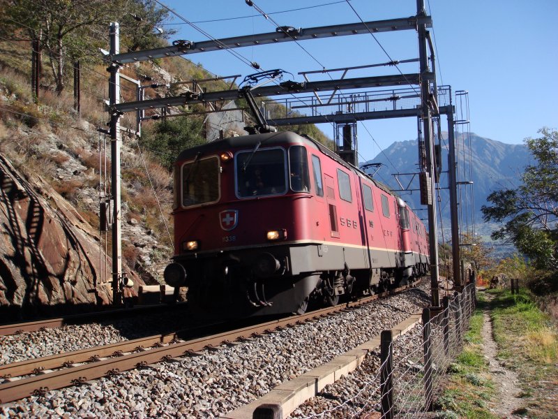 Ein Re 10/10 Doppelpack fhrt mit einem GZ die Ltschberg-Sdrampe hinauf am 16.10.2007 unterhalb Lalden.