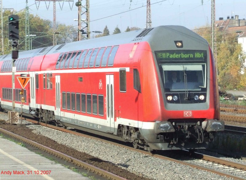 Ein RE 11 nach Paderborn passiert Essen-West am 31.10.2007