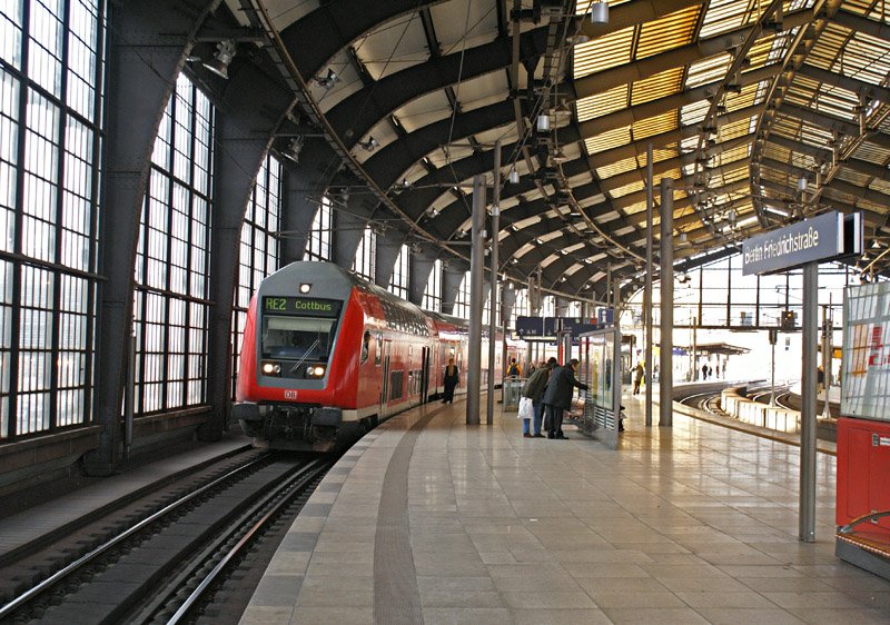 Ein RE 2 nach Cottbus steht am 13.02.2008 zur Abfahrt im Bahnhof Berlin-Friedrichstrae bereit.
