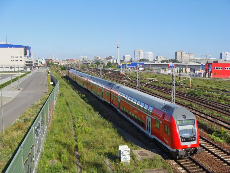 Ein RE 2 passiert am 20.6.09 die Warschauer Br�cke Richtung Cottbus