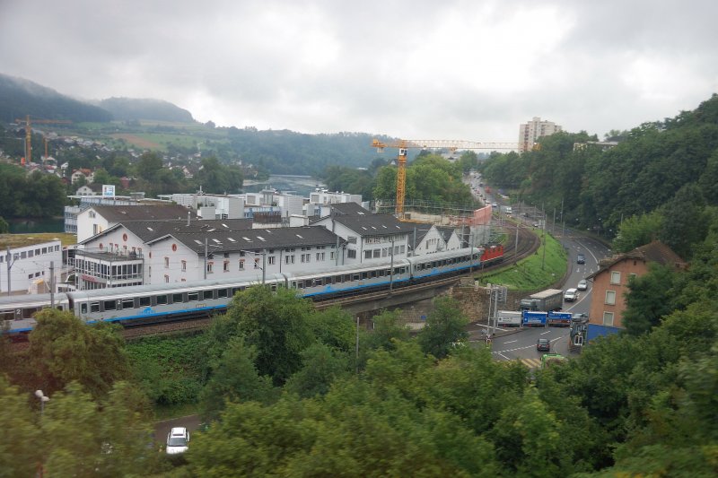 Ein von einer Re 4/4 II gefhrter  Cisalpino  verlt Schaffhausen am Rheinfall in Richtung Zrich. 12.08.2008 .